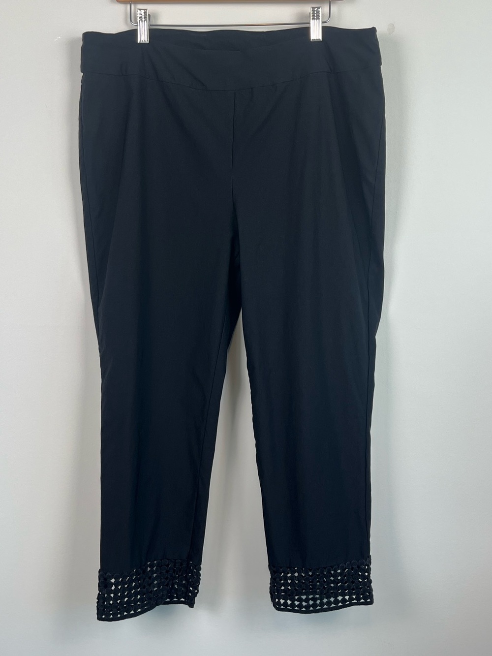 Soft Surroundings black rayon nylon spandex pull trimmed crop pants, size 1X.
